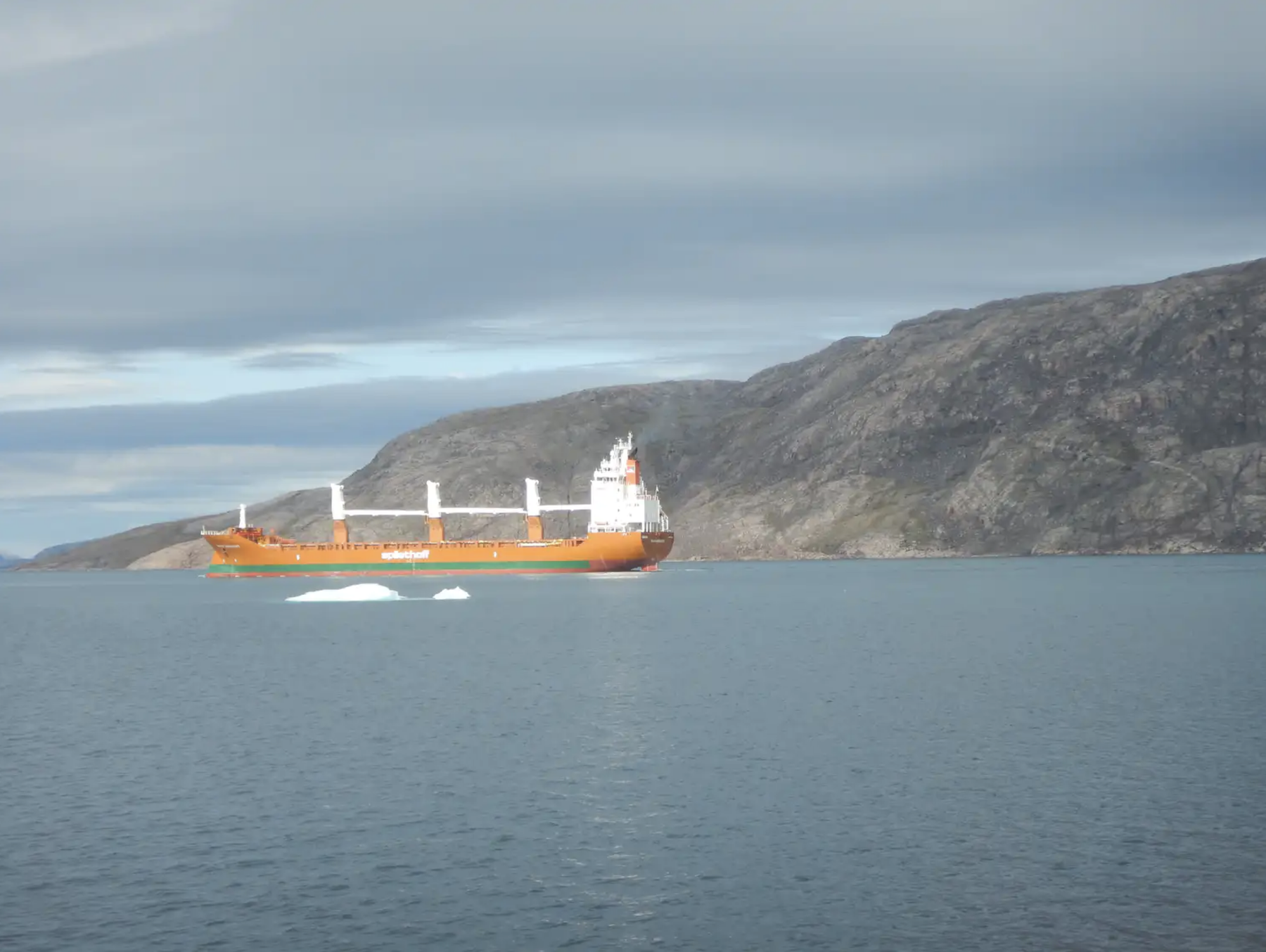 Смены в океане 2024. Оранжевое судно Климена. Milne Inlet.